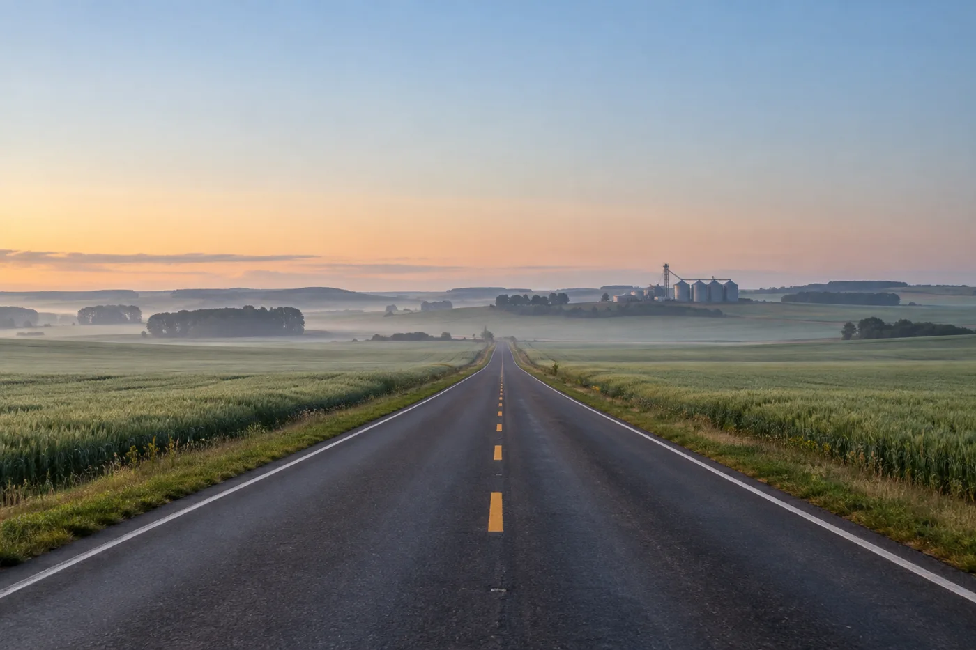 Estrada entre campos ao amanhecer, imagem ilustrativa